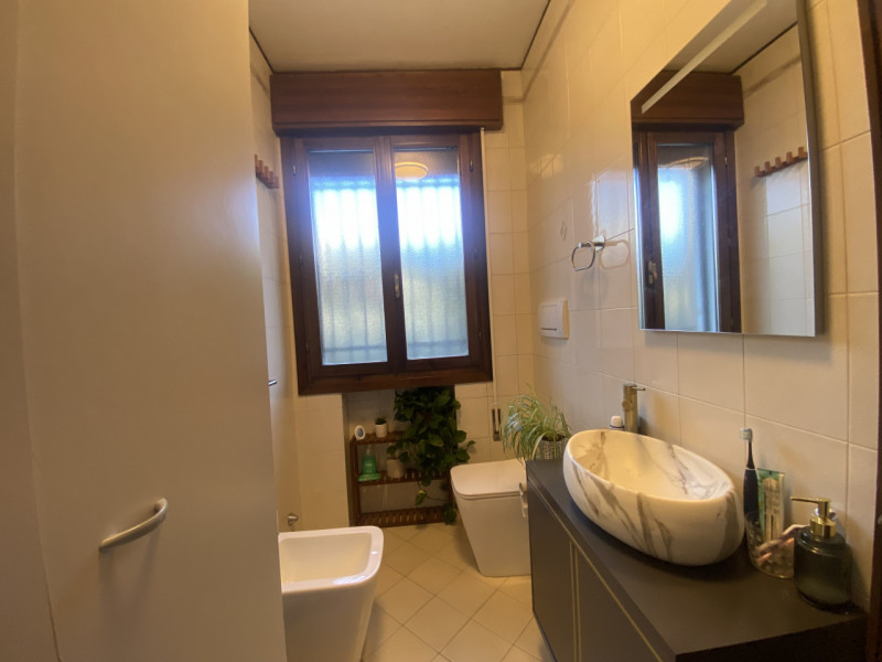 Scopri la tua nuova casa nel cuore del tranquillo e residenziale comune di Grisignano di Zocco. P...