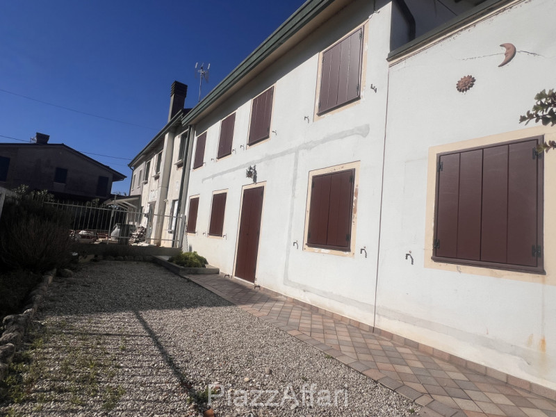 Proponiamo in vendita casa accostata con piccolo scoperto di pertinenza. 
La stessa è composta da...