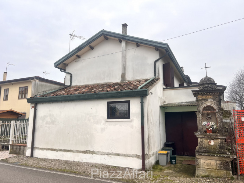 Proponiamo in vendita casa accostata con piccolo scoperto di pertinenza. 
La stessa è composta da...