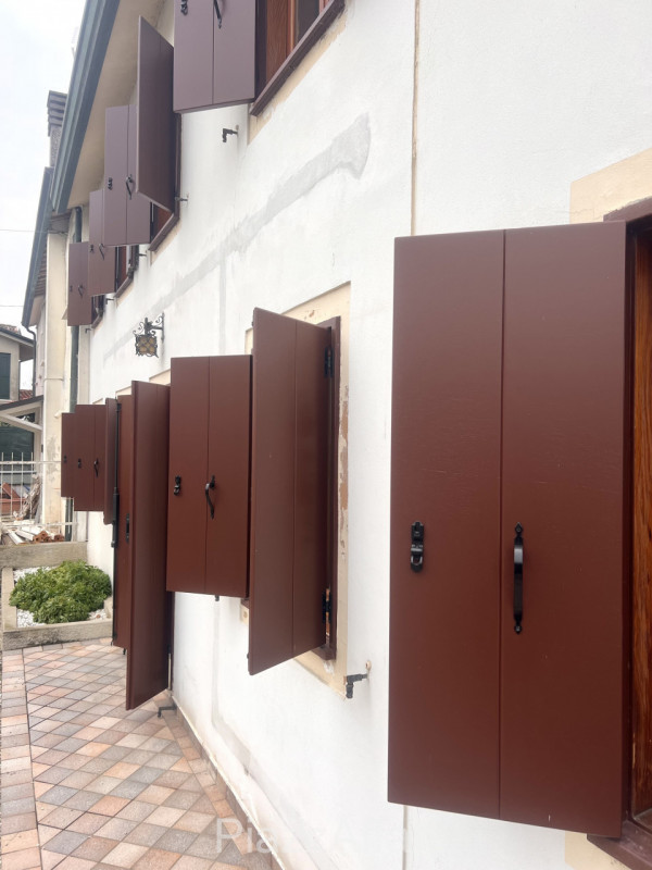 Proponiamo in vendita casa accostata con piccolo scoperto di pertinenza. 
La stessa è composta da...