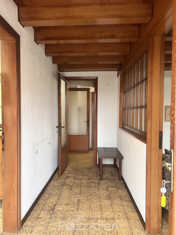 Proponiamo in vendita casa accostata con piccolo scoperto di pertinenza. 
La stessa è composta da...