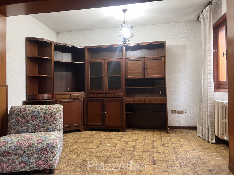 Proponiamo in vendita casa accostata con piccolo scoperto di pertinenza. 
La stessa è composta da...