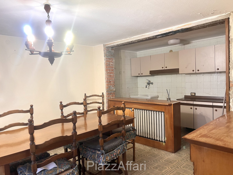 Proponiamo in vendita casa accostata con piccolo scoperto di pertinenza. 
La stessa è composta da...