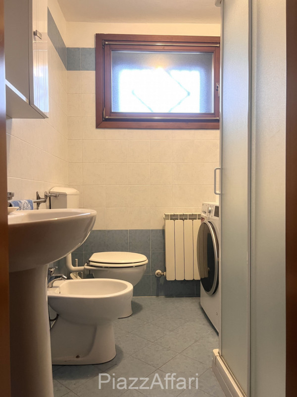 Proponiamo in vendita casa accostata con piccolo scoperto di pertinenza. 
La stessa è composta da...