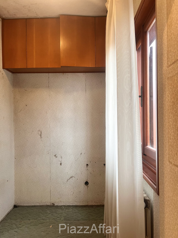 Proponiamo in vendita casa accostata con piccolo scoperto di pertinenza. 
La stessa è composta da...