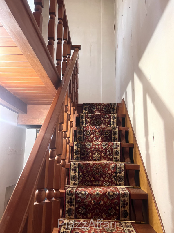 Proponiamo in vendita casa accostata con piccolo scoperto di pertinenza. 
La stessa è composta da...