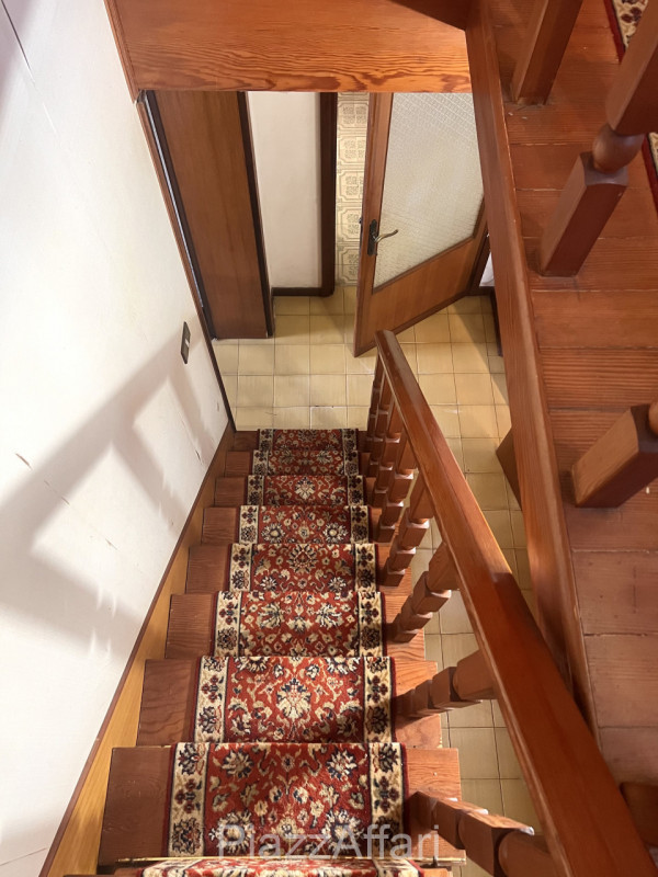 Proponiamo in vendita casa accostata con piccolo scoperto di pertinenza. 
La stessa è composta da...