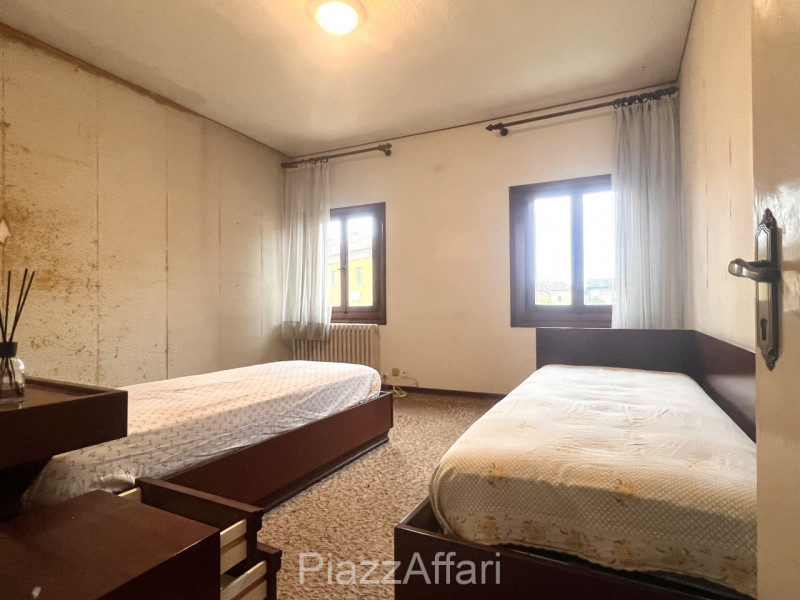 Proponiamo in vendita casa accostata con piccolo scoperto di pertinenza. 
La stessa è composta da...