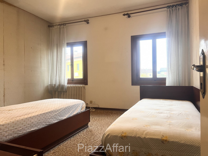 Proponiamo in vendita casa accostata con piccolo scoperto di pertinenza. 
La stessa è composta da...