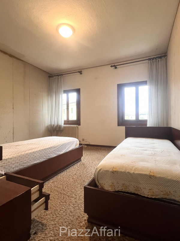 Proponiamo in vendita casa accostata con piccolo scoperto di pertinenza. 
La stessa è composta da...