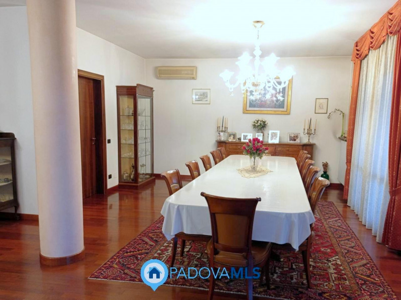 Immobile in esclusiva al Gruppo Padova MLS

PRESTIGIOSA VILLA SINGOLA CON PISCINA INTERNA E AREA ...