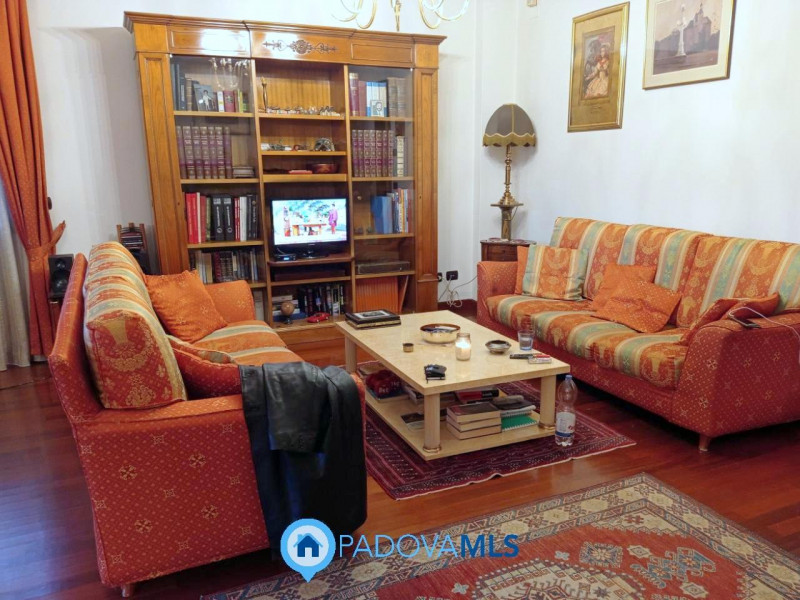 Immobile in esclusiva al Gruppo Padova MLS

PRESTIGIOSA VILLA SINGOLA CON PISCINA INTERNA E AREA ...