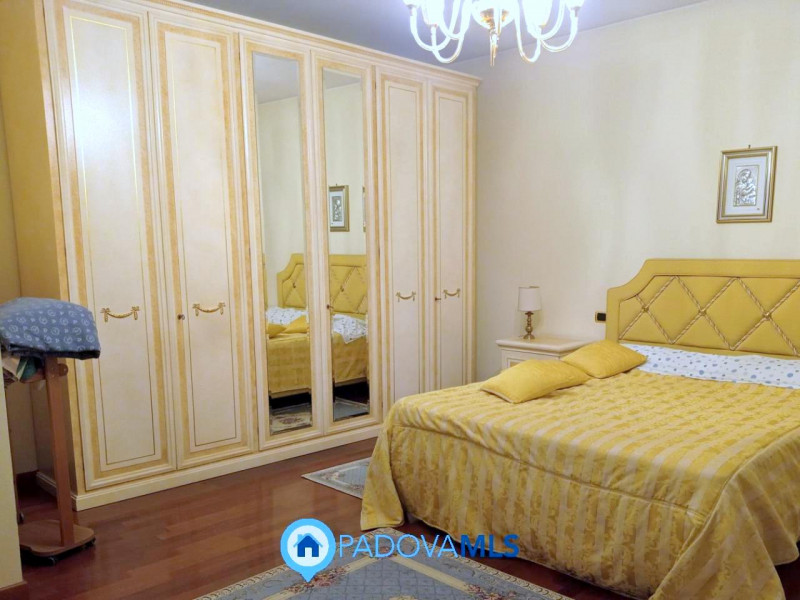 Immobile in esclusiva al Gruppo Padova MLS

PRESTIGIOSA VILLA SINGOLA CON PISCINA INTERNA E AREA ...