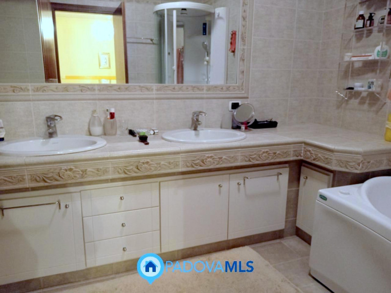 Immobile in esclusiva al Gruppo Padova MLS

PRESTIGIOSA VILLA SINGOLA CON PISCINA INTERNA E AREA ...