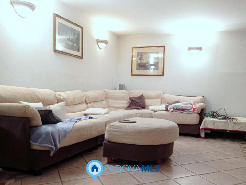 Immobile in esclusiva al Gruppo Padova MLS

PRESTIGIOSA VILLA SINGOLA CON PISCINA INTERNA E AREA ...