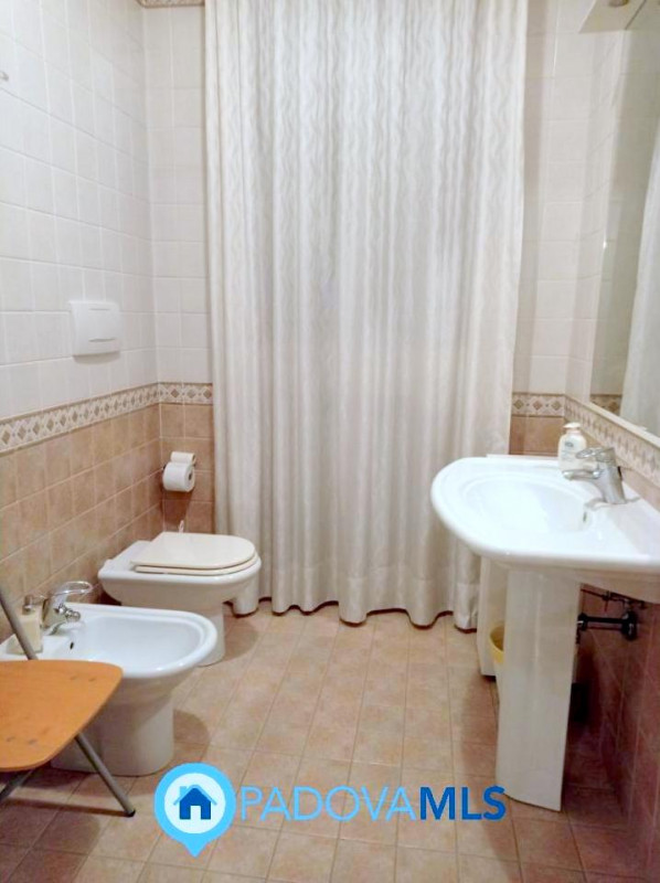 Immobile in esclusiva al Gruppo Padova MLS

PRESTIGIOSA VILLA SINGOLA CON PISCINA INTERNA E AREA ...