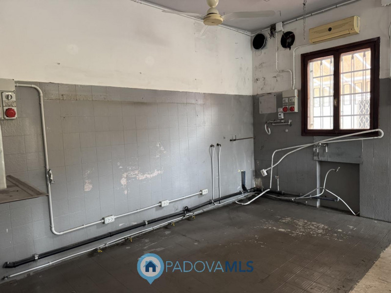 Immobile in esclusiva al Gruppo Padova MLS

Opportunità! Interessante negozio fronte strada predi...