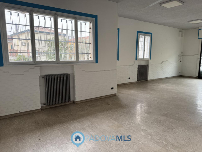 Immobile in esclusiva al Gruppo Padova MLS

Opportunità! Interessante negozio fronte strada predi...