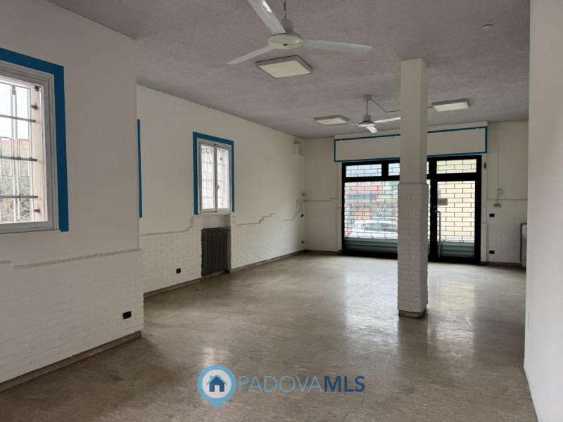 Immobile in esclusiva al Gruppo Padova MLS

Opportunità! Interessante negozio fronte strada predi...