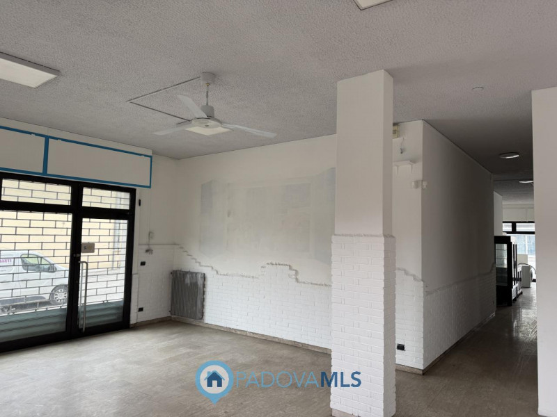 Immobile in esclusiva al Gruppo Padova MLS

Opportunità! Interessante negozio fronte strada predi...