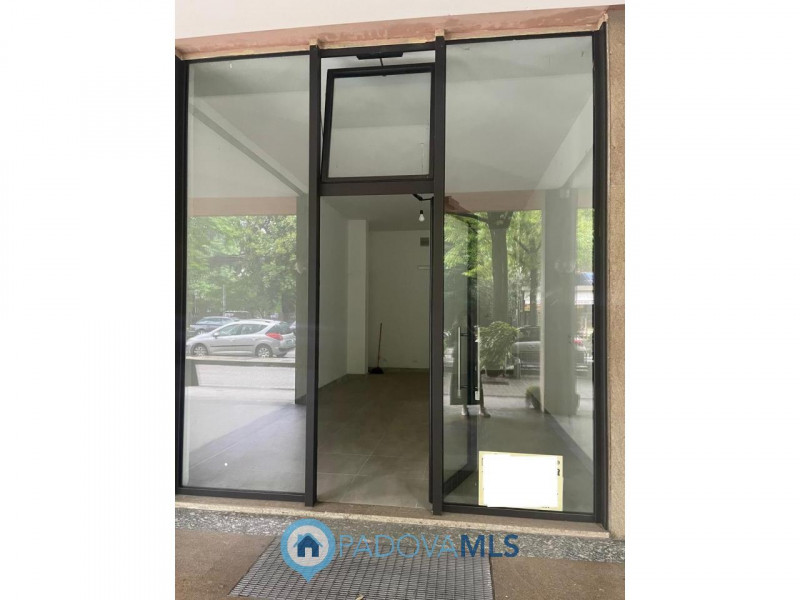 Negozio locato, con magazzino, in posizione di forte passaggio e visibilità

Immobile in esclusiv...