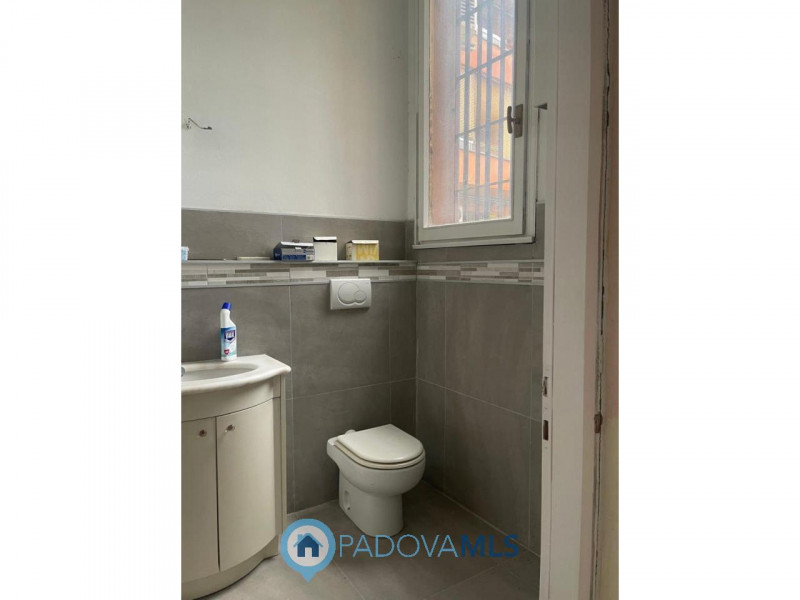 Negozio locato, con magazzino, in posizione di forte passaggio e visibilità

Immobile in esclusiv...