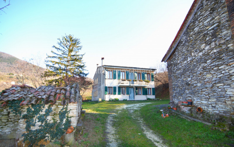 In zona collinare riservata, proponiamo in vendita una casa di campagna con annesso.

L'immobile ...