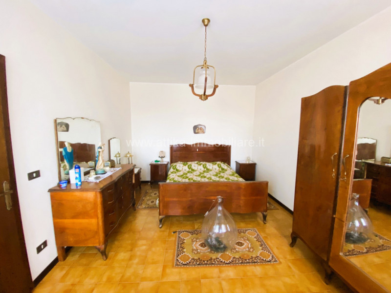 In zona collinare riservata, proponiamo in vendita una casa di campagna con annesso.

L'immobile ...