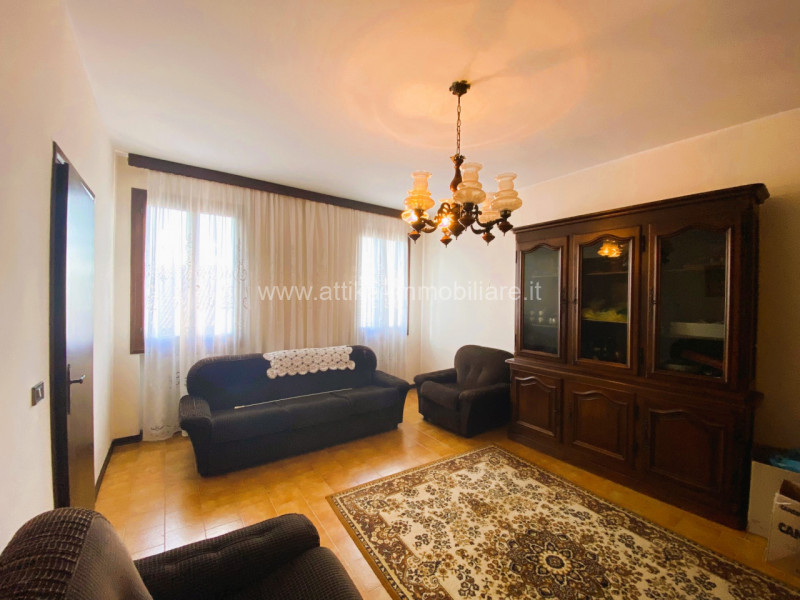 In zona collinare riservata, proponiamo in vendita una casa di campagna con annesso.

L'immobile ...