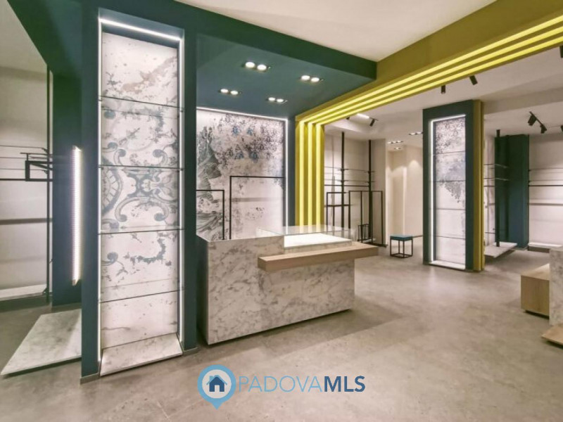 Negozio locato con ottima rendita in posizione di forte passaggio

Immobile in esclusiva al Grupp...