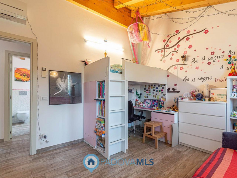 VILLE SINGOLE IMMERSE IN 10.000 MQ DI GIARDINO PRIVATO A BOSCO DI RUBANO (PD)

Immobile in esclus...