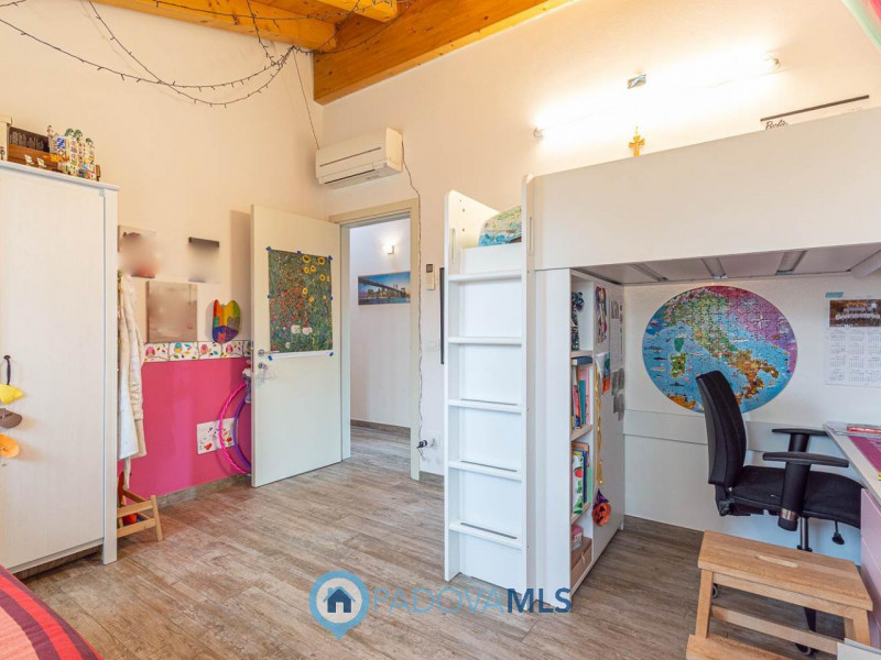 VILLE SINGOLE IMMERSE IN 10.000 MQ DI GIARDINO PRIVATO A BOSCO DI RUBANO (PD)

Immobile in esclus...