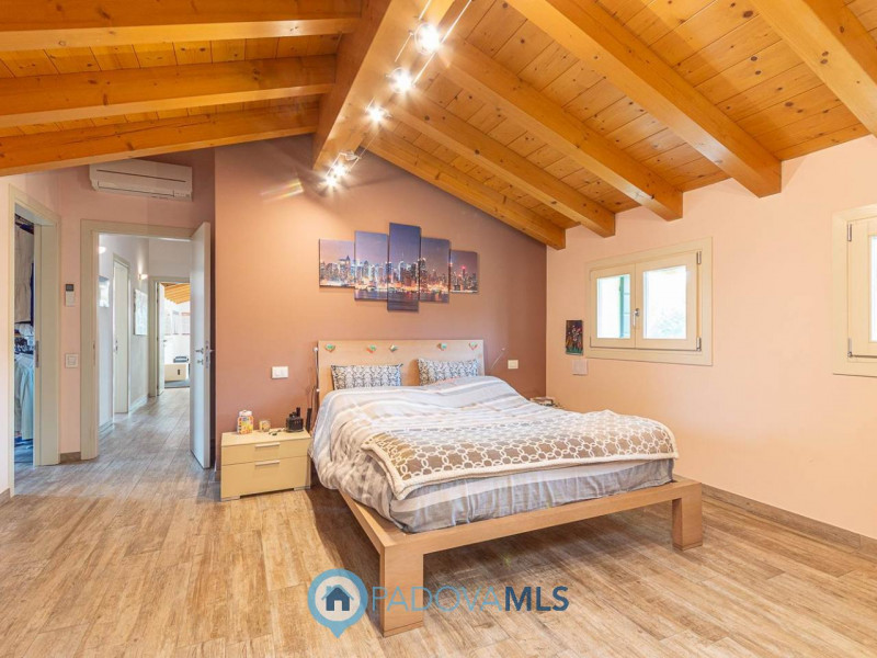 VILLE SINGOLE IMMERSE IN 10.000 MQ DI GIARDINO PRIVATO A BOSCO DI RUBANO (PD)

Immobile in esclus...