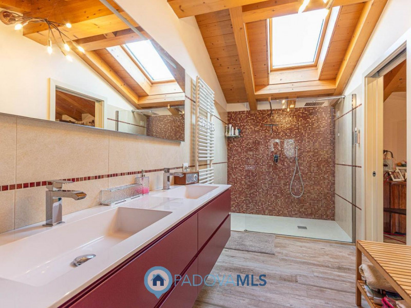 VILLE SINGOLE IMMERSE IN 10.000 MQ DI GIARDINO PRIVATO A BOSCO DI RUBANO (PD)

Immobile in esclus...