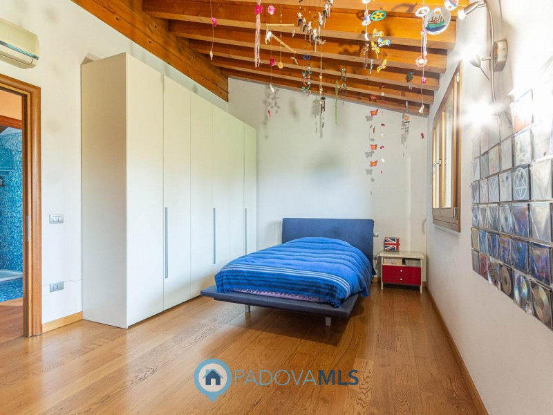 VILLE SINGOLE IMMERSE IN 10.000 MQ DI GIARDINO PRIVATO A BOSCO DI RUBANO (PD)

Immobile in esclus...