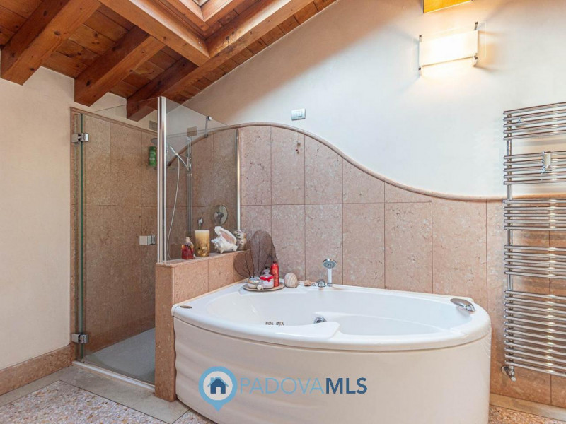 VILLE SINGOLE IMMERSE IN 10.000 MQ DI GIARDINO PRIVATO A BOSCO DI RUBANO (PD)

Immobile in esclus...