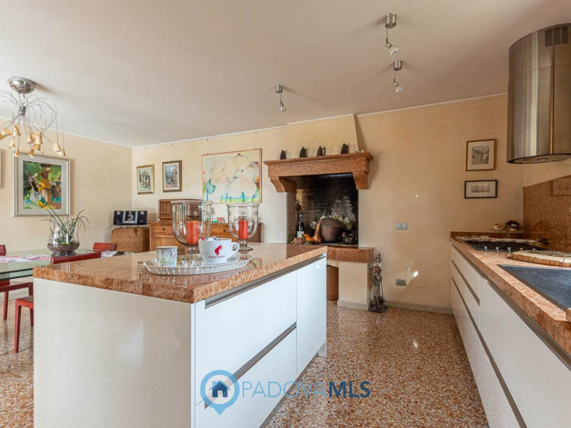 VILLE SINGOLE IMMERSE IN 10.000 MQ DI GIARDINO PRIVATO A BOSCO DI RUBANO (PD)

Immobile in esclus...