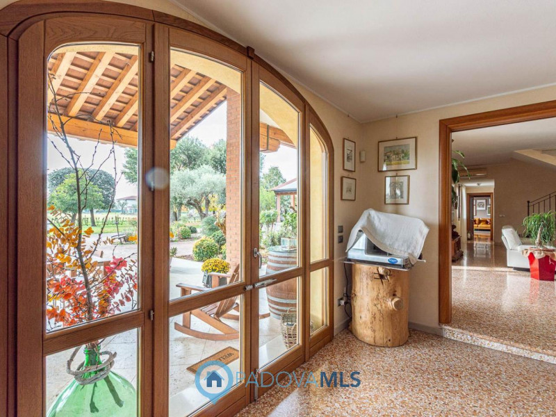 VILLE SINGOLE IMMERSE IN 10.000 MQ DI GIARDINO PRIVATO A BOSCO DI RUBANO (PD)

Immobile in esclus...