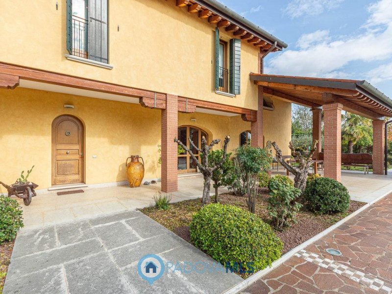 VILLE SINGOLE IMMERSE IN 10.000 MQ DI GIARDINO PRIVATO A BOSCO DI RUBANO (PD)

Immobile in esclus...