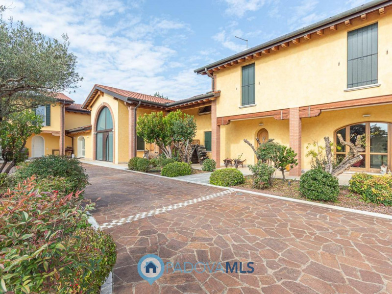 VILLE SINGOLE IMMERSE IN 10.000 MQ DI GIARDINO PRIVATO A BOSCO DI RUBANO (PD)

Immobile in esclus...