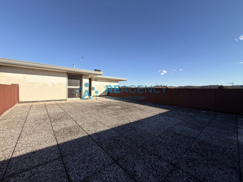 Proponiamo in vendita introvabile monolocale attico, caratterizzato da molta luminosità ed una gr...