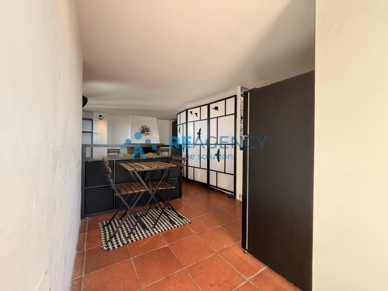 Proponiamo in vendita introvabile monolocale attico, caratterizzato da molta luminosità ed una gr...