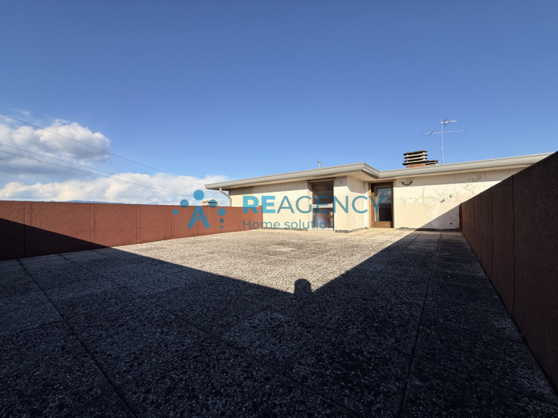 Proponiamo in vendita introvabile monolocale attico, caratterizzato da molta luminosità ed una gr...