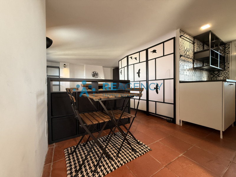 Proponiamo in vendita introvabile monolocale attico, caratterizzato da molta luminosità ed una gr...