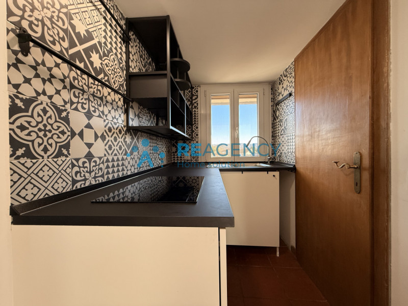 Proponiamo in vendita introvabile monolocale attico, caratterizzato da molta luminosità ed una gr...