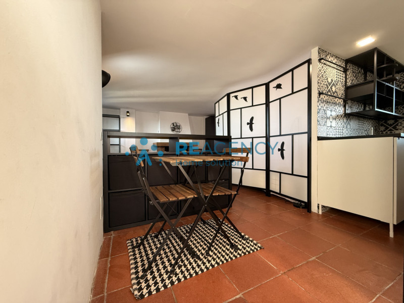 Proponiamo in vendita introvabile monolocale attico, caratterizzato da molta luminosità ed una gr...