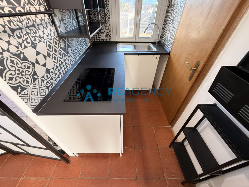 Proponiamo in vendita introvabile monolocale attico, caratterizzato da molta luminosità ed una gr...