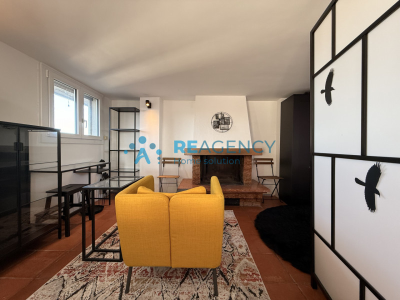 Proponiamo in vendita introvabile monolocale attico, caratterizzato da molta luminosità ed una gr...