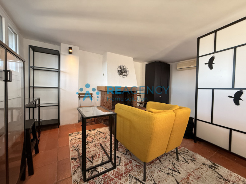 Proponiamo in vendita introvabile monolocale attico, caratterizzato da molta luminosità ed una gr...