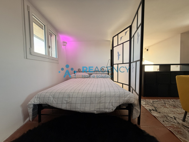 Proponiamo in vendita introvabile monolocale attico, caratterizzato da molta luminosità ed una gr...